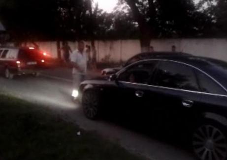 Răzbunare în trafic: Un şofer îl pune la punct pe un şmecher cu Audi ce vroia să se strecoare în coloană (VIDEO)